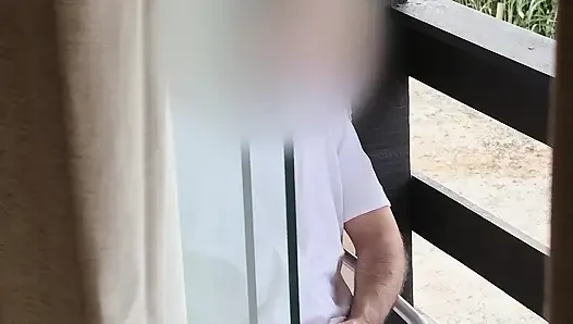 Şok olan üvey anne üvey oğlunu balkonda mastürbasyon yaparken yakalıyor ama bitirmesini sağlıyor