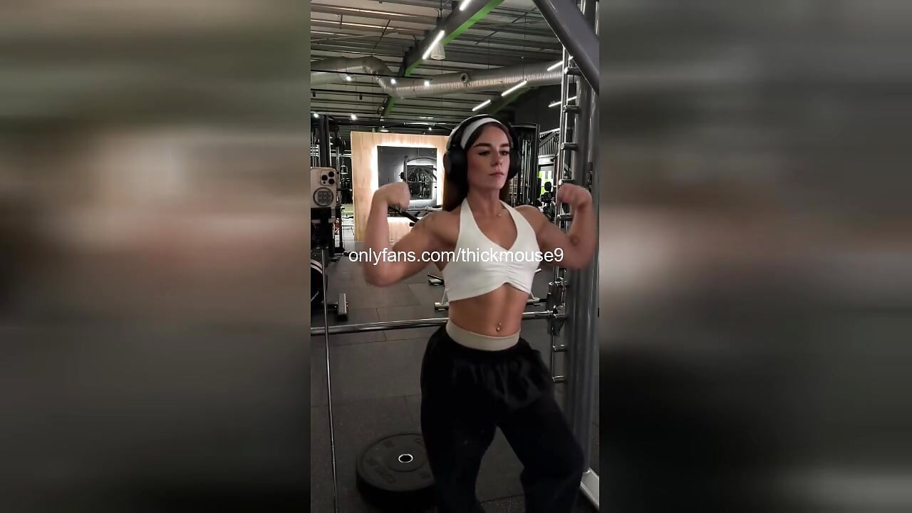 IG Live Squirt Fail: A 18 éves punci felrobban és elárasztja az edzőterem padlóját (rendetlen)