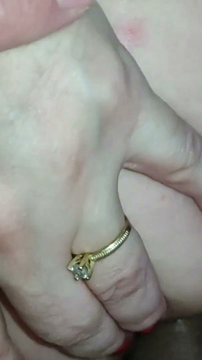 ضع زبك في طيزي ومارس الجنس معي كأنني عاهرة - هاوية ناضجة MILF تمارس الجنس الشرجي وتنزل المني في الداخل | المقطع 1