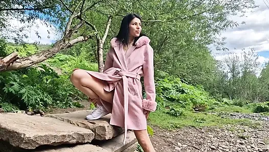 Открытые ноги на улице и писанье