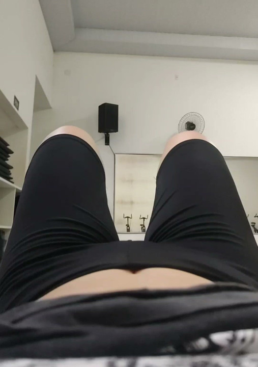 Rapazinha branca a treinar de leggings marcando a cona