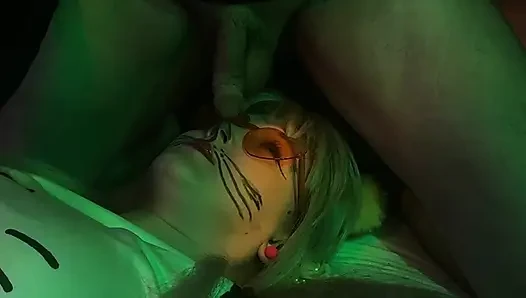 Aku bermain dengan ayah tiri di bawah selimut