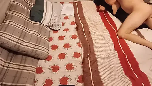Ich habe genug vom Lernen und Stiefvater schlägt mir den Schwanz in den Mund, lässt mich los und ich schlucke