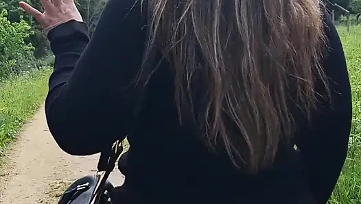 Красивая латиноамериканка с большой попой в сексуальном платье идёт по лесу, когда её удивляет сосед!