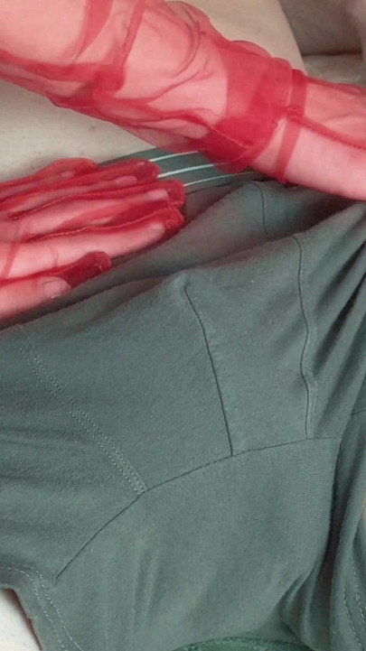 ブロンドの女性が自作ポルノで胸を触られるのを許す。|クリップ2