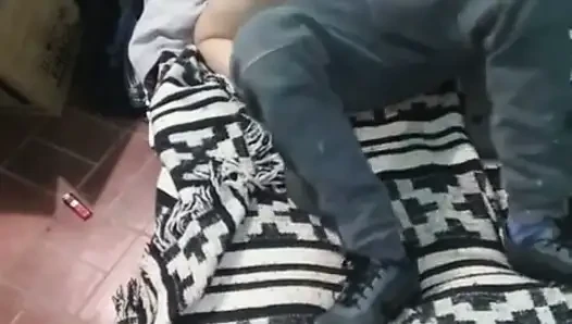 Mädchen mit Montano Kleid mit der Matratze auf dem Boden