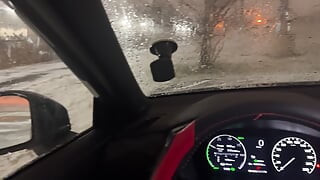 मैं पब्लिक पार्किंग में उसका गर्म लंड चूसती हूं, जबकि बर्फ गिर रही है