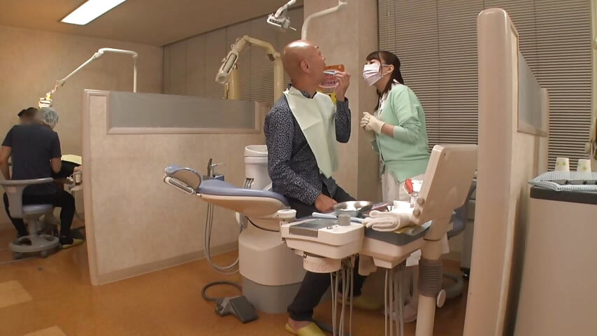 가까이 기대어 있는 우아한 치과 위생사