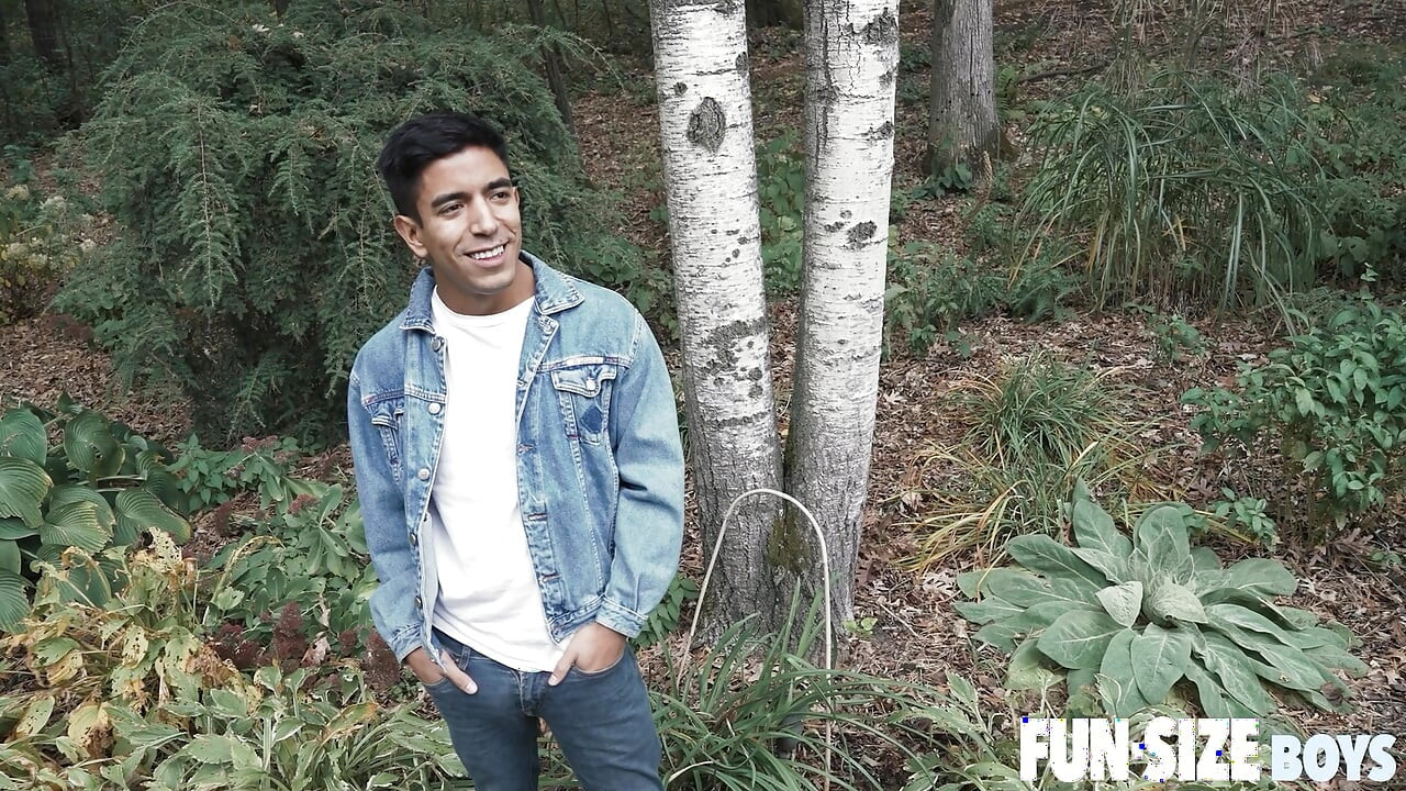 FunSizeBoys - Small horny gay bottom fucked by tall gardener Bob Knight