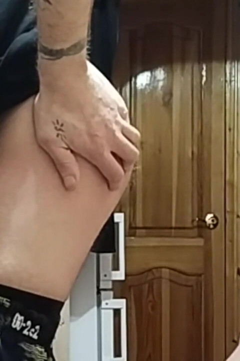 Prietena mea îmi suge pula mult timp, îmi linge curul și are parte de spermă pe fața ei