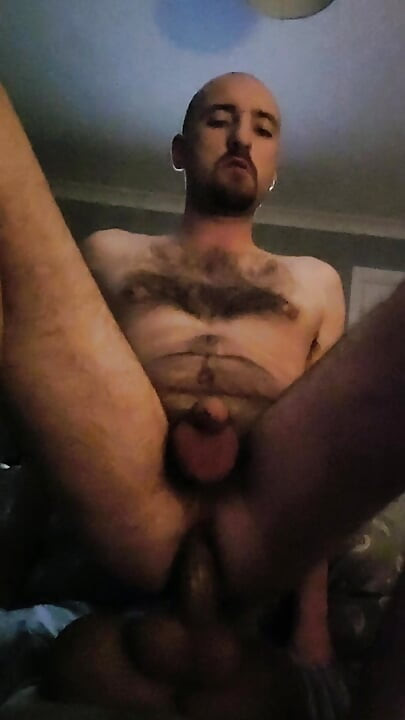 Twink escocés es tan cachondo que necesita montar su muñeca sexual