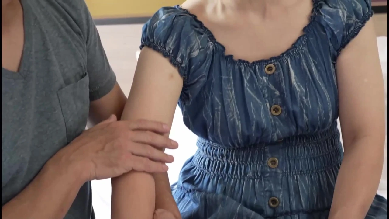 A Clean and Neat MILF Heals and Soothes, and Proceeds with Adultery in Love -2