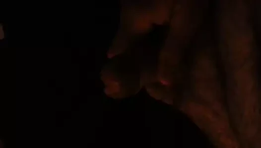 Sürtüğüm için boşalıyor