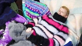 Sweter fetysz wełna fetysz rozmyty pulla. Jeden z moich nowych ulubionych swetrów w łóżku swetra prowadzi do zabawy.