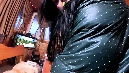 Green downjacket neckt beim rauchen, demütigung & schmutziges spermaspiel