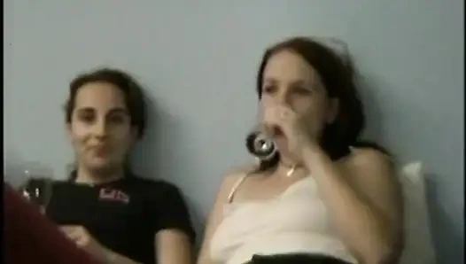 Sexy mädchen in seinem haus gefilmt