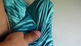 Schwanz abwischen, jungfräuliches Abendkleid in ihrem ersten Sexvideo