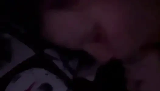 Wenn sie im auto sitzt, kommt es zu einem blowjob