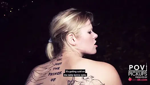 Deutsches Blondes Babe fährt nackt durch Berlin + Sex in der Öffentlichkeit