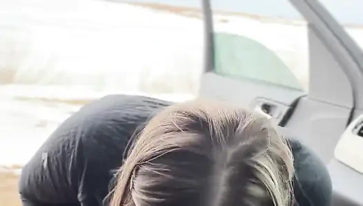 İri Göğüslü Orta Yaşlı Seksi Kadın Dışarıda Şoförle Sikişirken Yakalandı