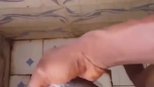 Banyoda Canavar Yarakla Mastürbasyon Yapıyor