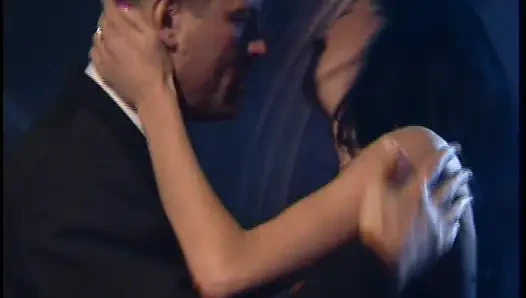 Esmer bir partide yakalandı büyük sert yarak emiyor yüzüne boşalıyor