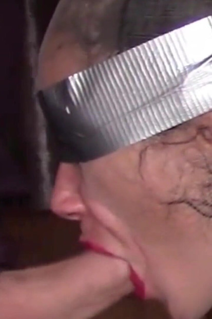 Bertudung dengan nilon, ditutup matanya dengan selotip, bercinta wajah dan cumshot di mulut