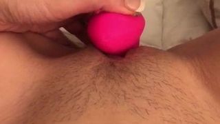 Возбужденная жена мастурбирует игрушкой киску