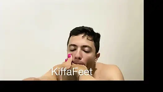 Богиня Kiffa соблазняет одного из ее фут-почитателя