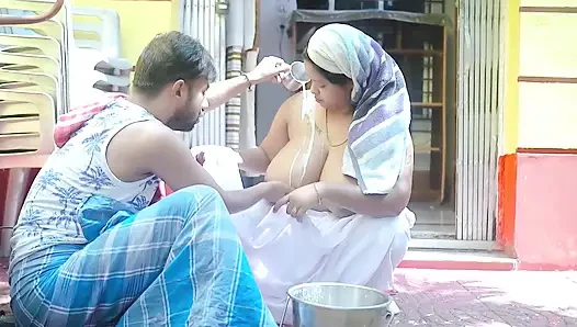 Bhabhi ko dhudh nahlaya uske baad chudai kiya