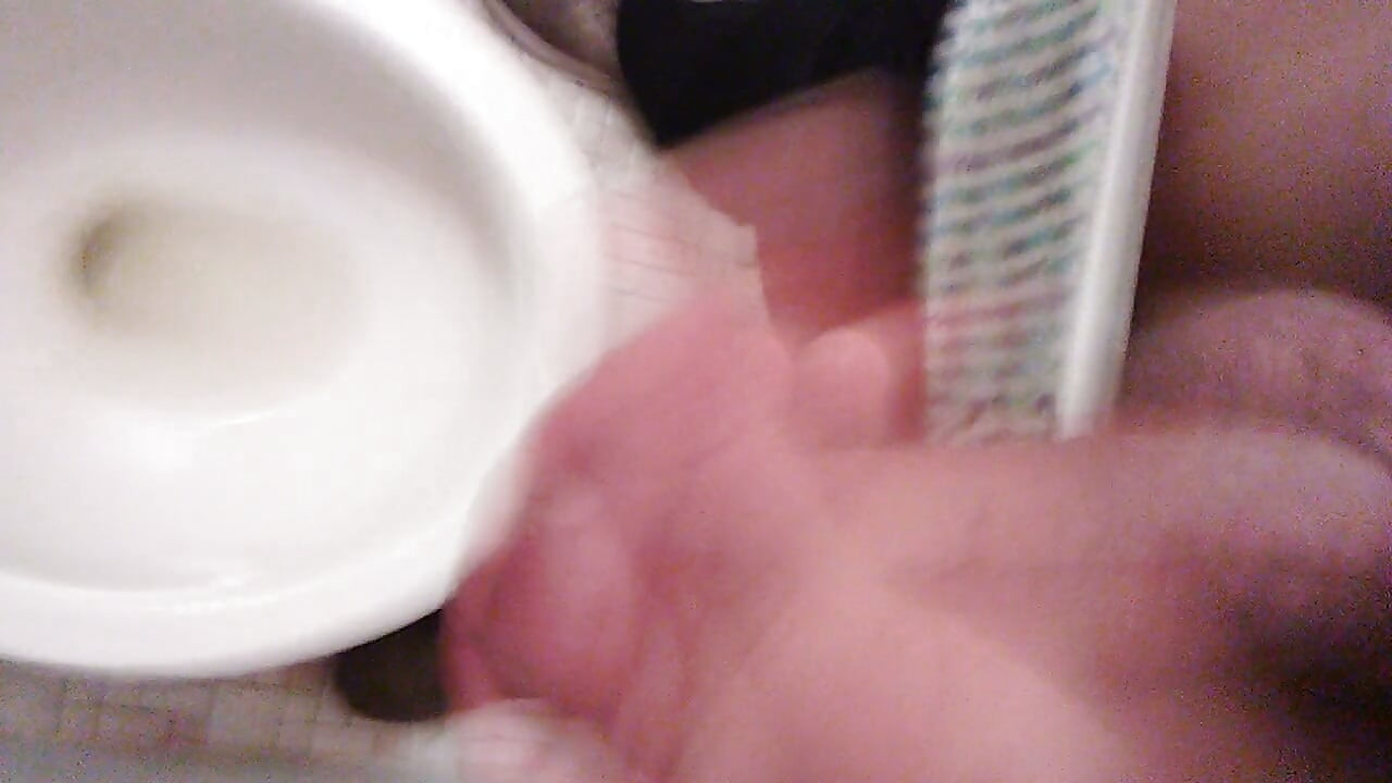 POV-transgirl kommt vor der kamera beim pissen auf die hand