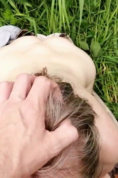 Milf come helado y hace una mamada en el prado