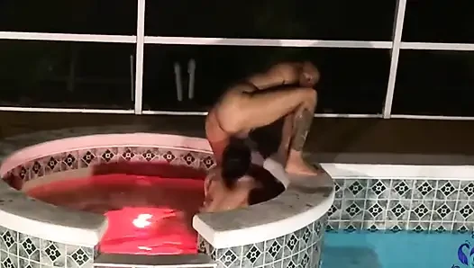 Yüzme havuzunda gün batımında seks