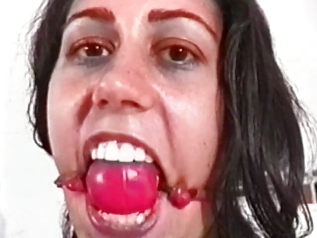 Milf met grote tieten wordt vastgebonden, mond gesnoerd