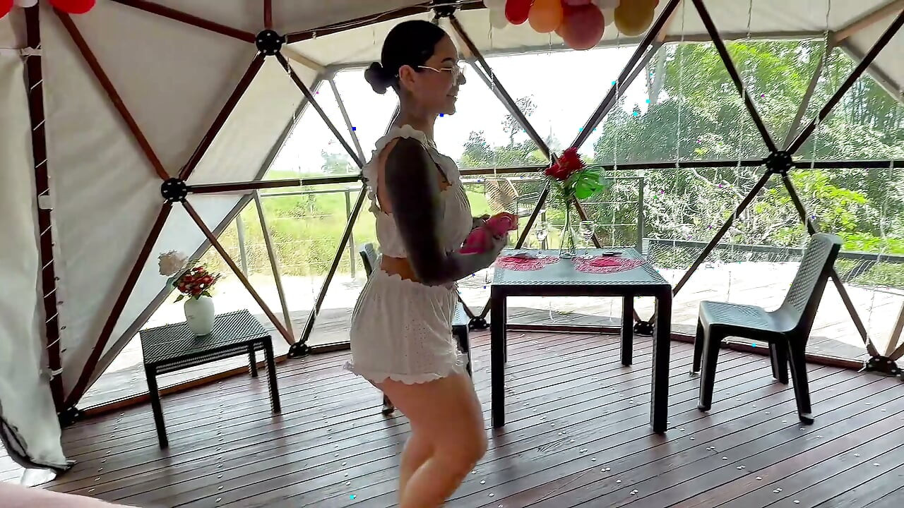 บริกรโชคดีเย็ดหีเปียกแฉะของฉันจนน้ำแตกในใน Glampin พิเศษ