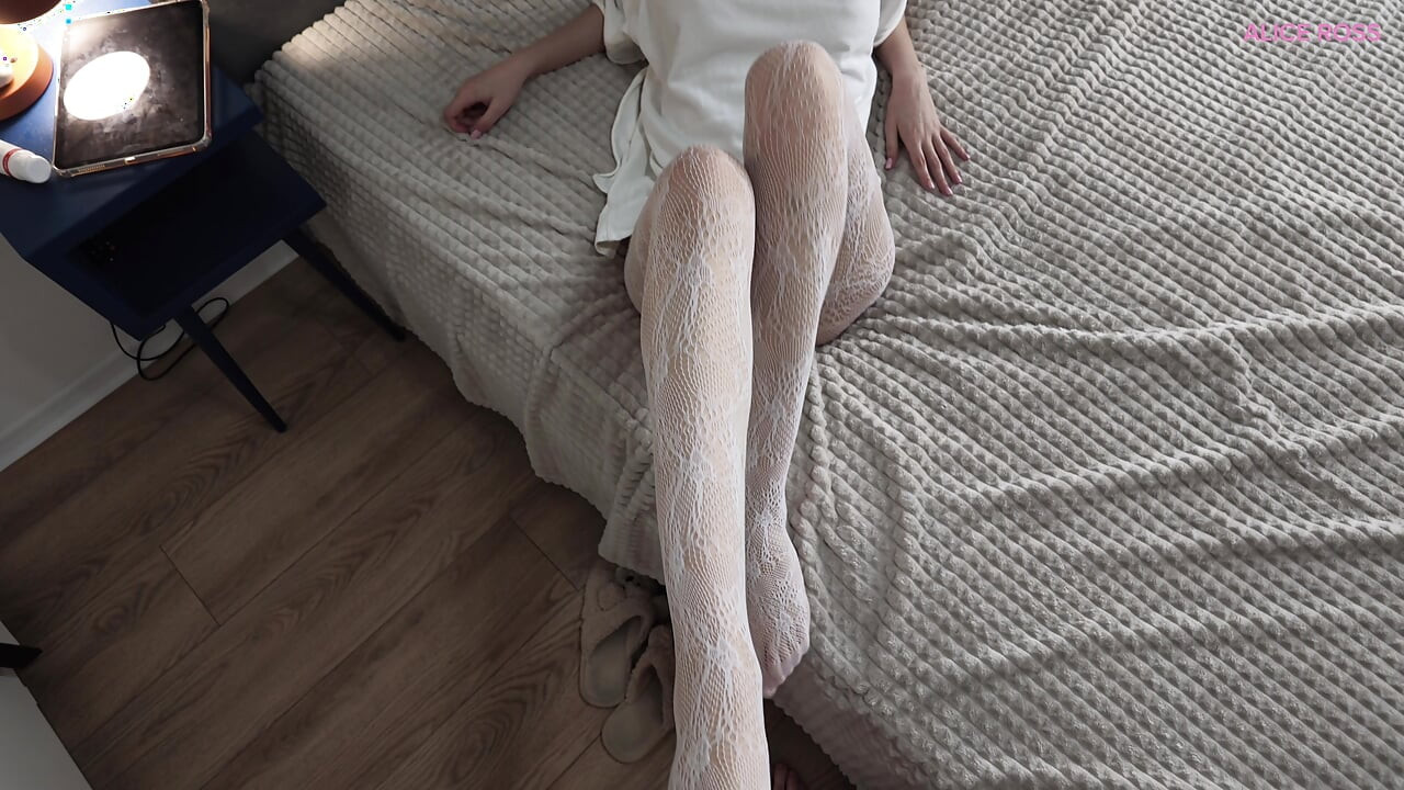 Fétichisme des pieds, une demi-sœur en bas résille se fait défoncer ! Elle n’arrêtait pas de trembler !