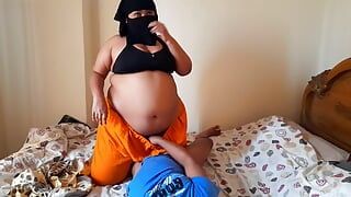 विशाल गांड और विशाल लटकते स्तन सौतेली मम्मी अपने सौतेले बेटे को चोदने में उसकी मदद करती है, जब वह बिस्तर में हस्तमैथुन कर रहा था