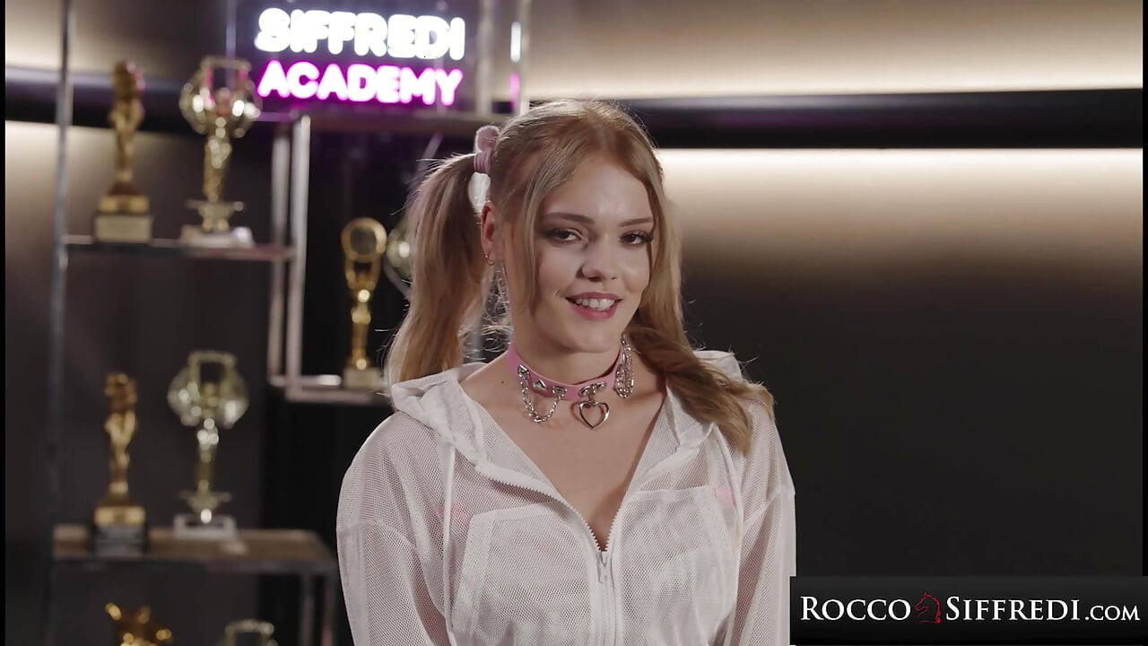 ROCCO SIFFREDI - estudante loira fodida pelo pau enorme do professor