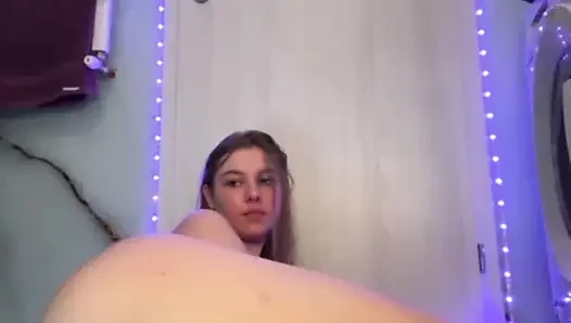 Büyük dildo jucielussie ile fışkırtıyor