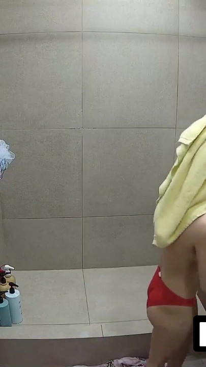 LUUV. Το πραγματικό ζευγάρι Xaner και Grossy αποδεικνύουν την αγνότητα της σχέσης τους και το νεαρό σώμα τους κάνοντας ντους στις 3 π.μ. | Κλιπ 3