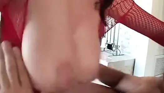 Cowok ini ngentot dan crot di muka cewek semok dengan lingerie jaring-jaring merah