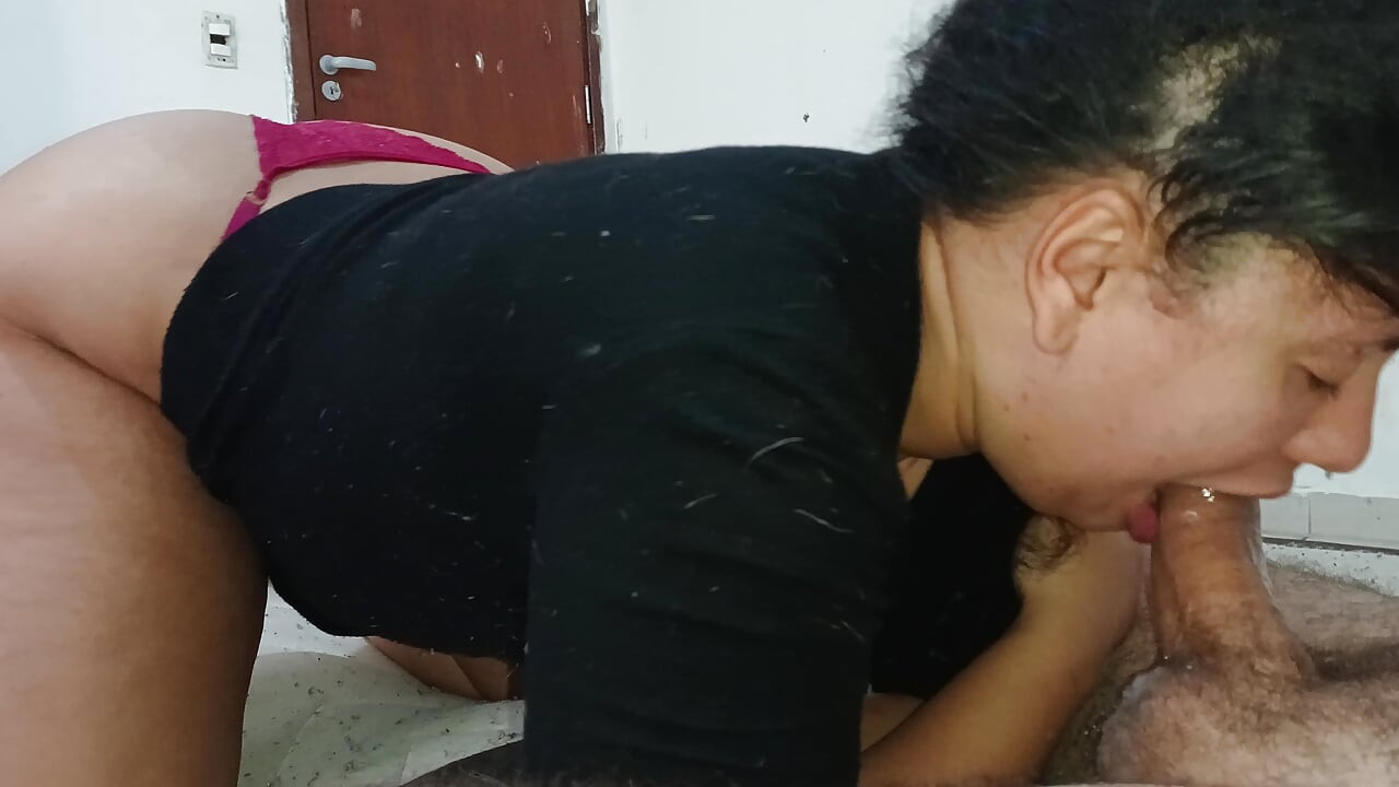 ESSA BUNDA GRANDE ME DEIXA LOUCA, SENTINDO SUA GARGANTA SUBINDO NA CONVERSA