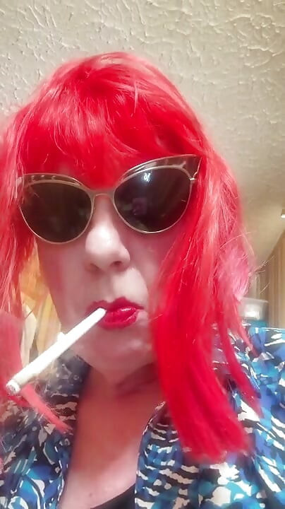 SMOKING VS120 MENTHOLS IN THE BATHROOM - PINK WIG, BLACK GLOVES