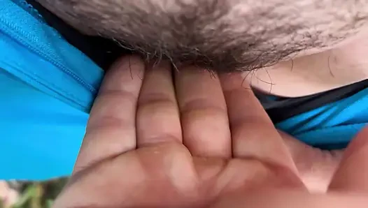 Hitchiker büyük memeli kız bir yabancı tarafından sikiliyor