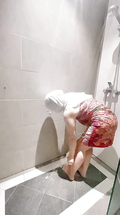 看那个身材曲线优美的浴女