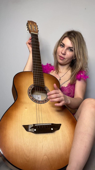 Elsker smukke piger og musikinstrumenter