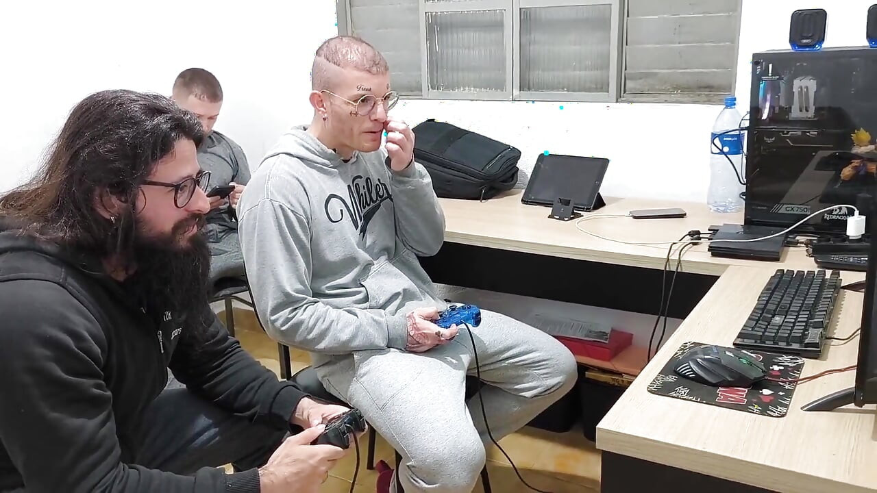 3人のストレートの男たちが裸で遊ぶ