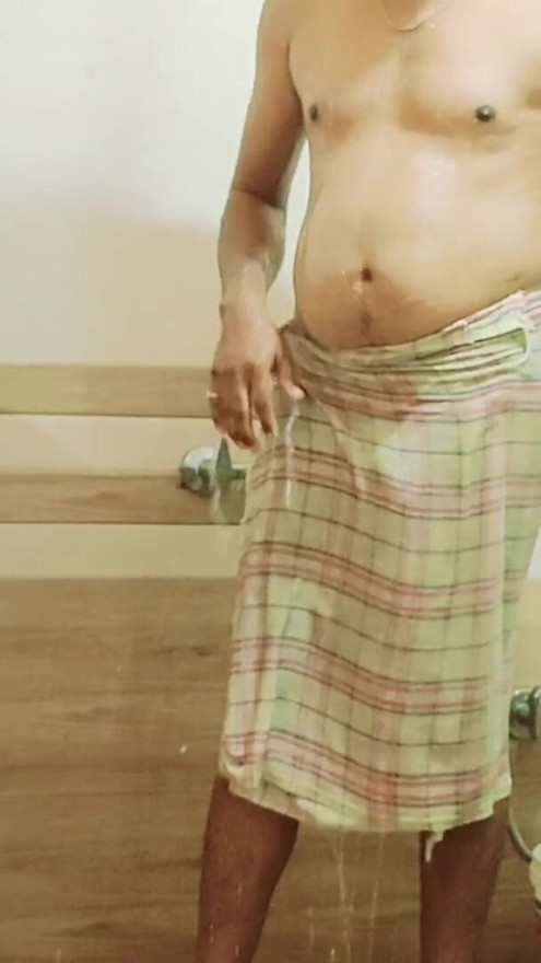 bathroom me hilaya lund | Clip 1