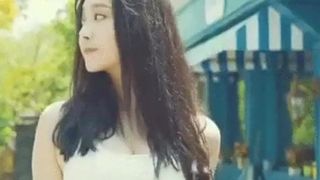 배를 살짝 들여다보는 유라의 뒷모습