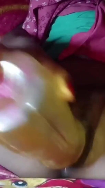 Ragazza assamese che si masturba, masturbazione femminile con una grande bottiglia di dimensione | Clip 1